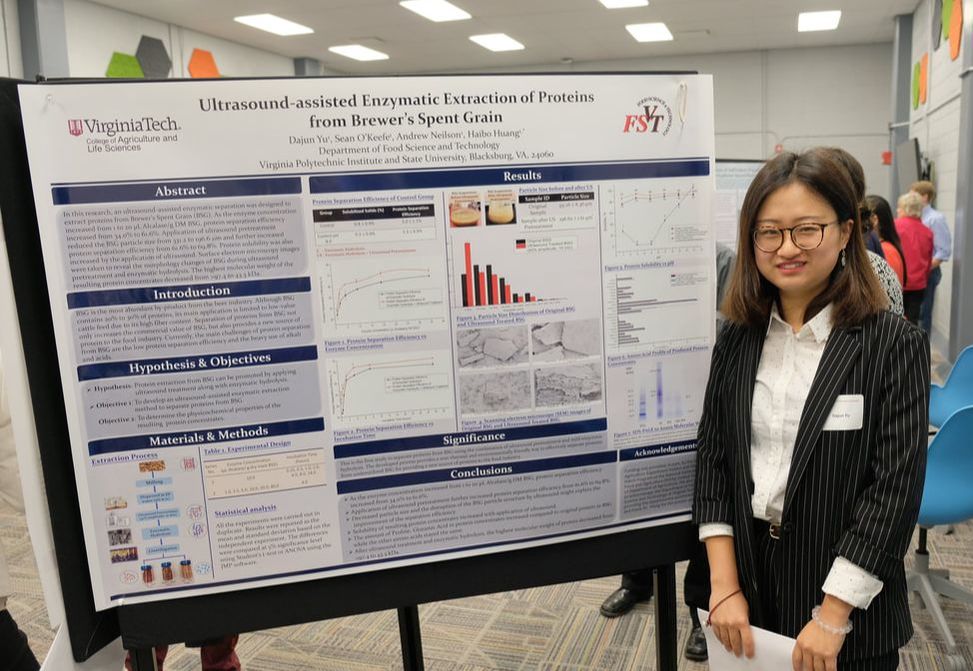 Daisy Yu at her IFT poster presentation