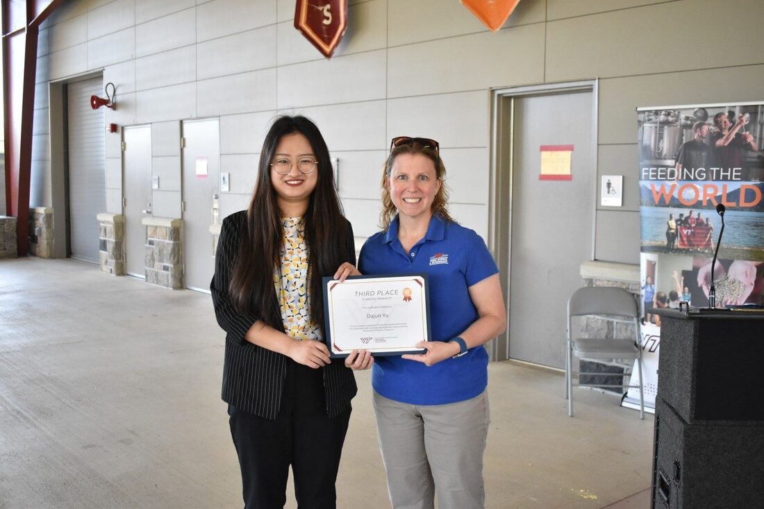 Daisy Yu receiving an award