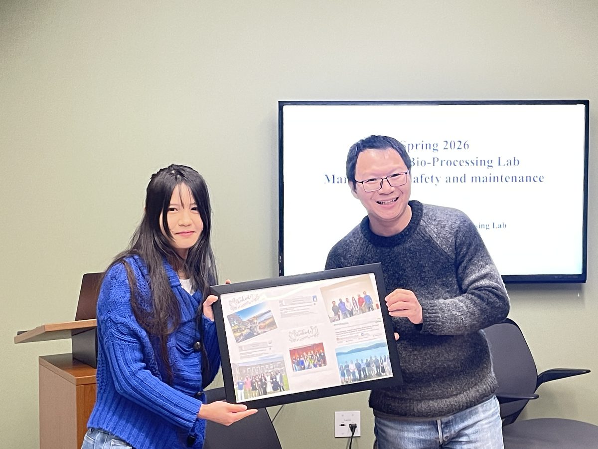 Mico Li receiving a farewell gift from Dr. Huang